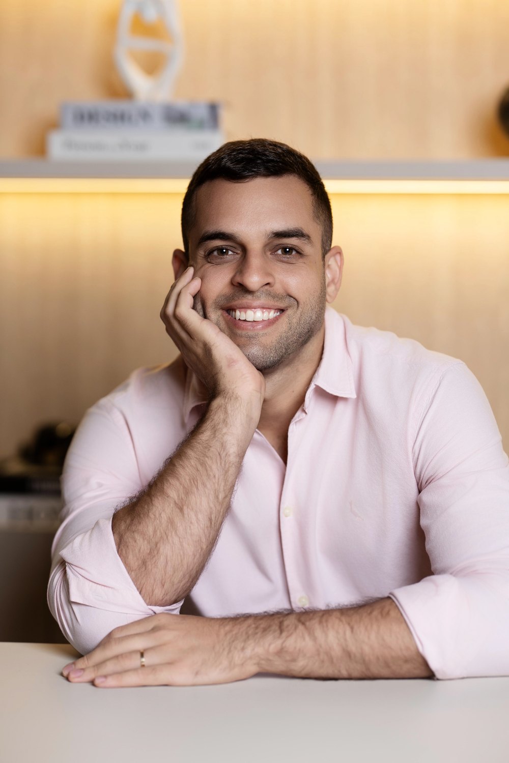 Dr. Rafael Quevedo em atendimento no consultório da Hera Clínica Médica