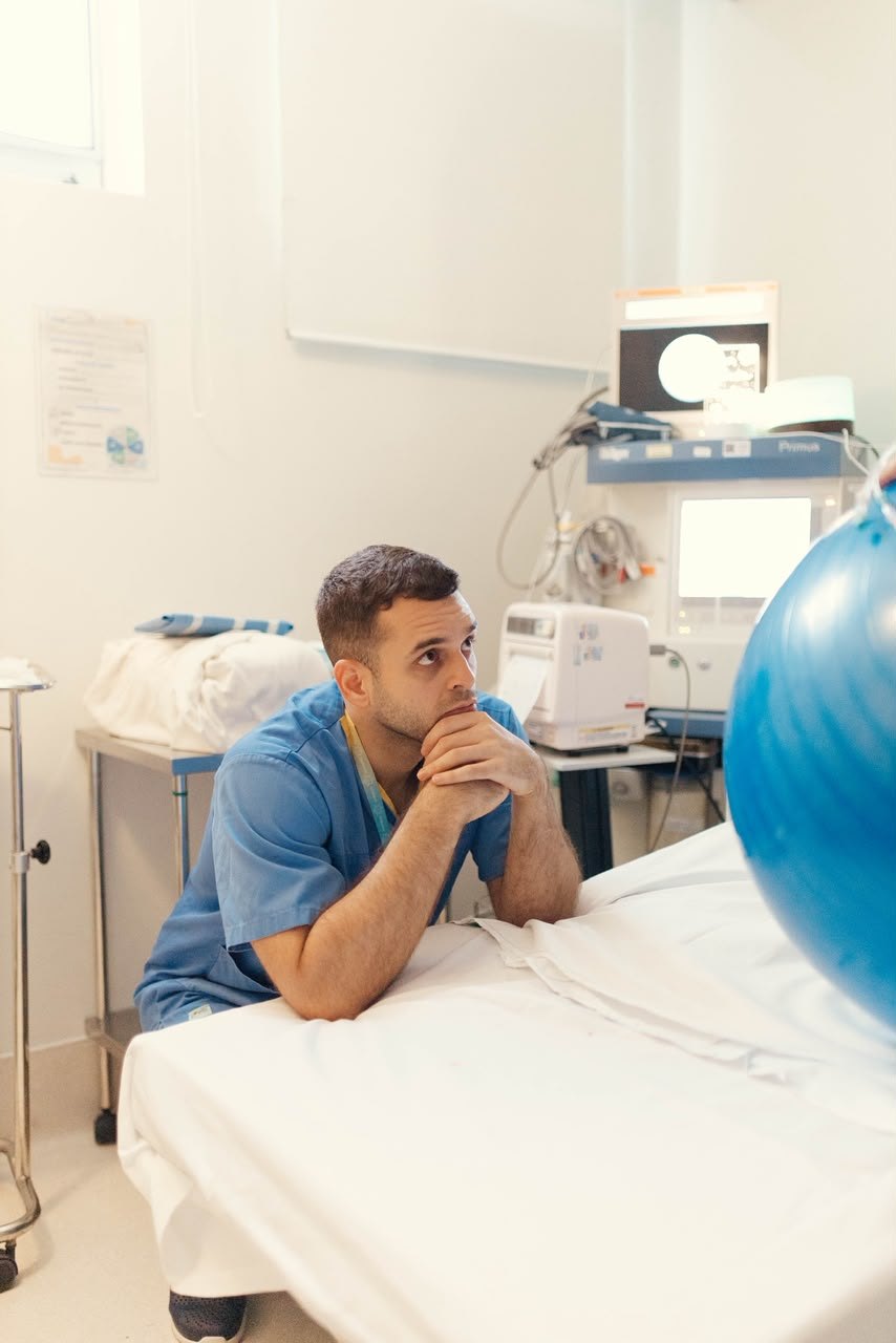 Dr. Rafael Quevedo aguardando na sala de parto